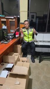 Polsek Cibatu Amankan Ratusan Botol Miras pada Malam Takbiran