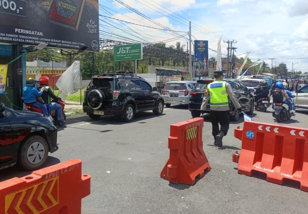 Kabag Ops Polres Ciamis Turun Langsung Atur Lalu Lintas, Urai Kepadatan di Simpang Tiga Sindangkasih