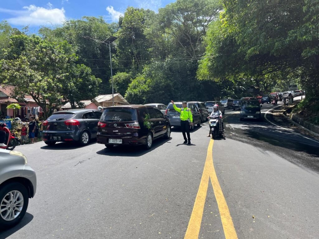 Polsek Cijeungjing Cek Jalur Rawan, Pastikan Arus Lalu Lintas Tetap Terkendali di Wilayah Karangkamulyan