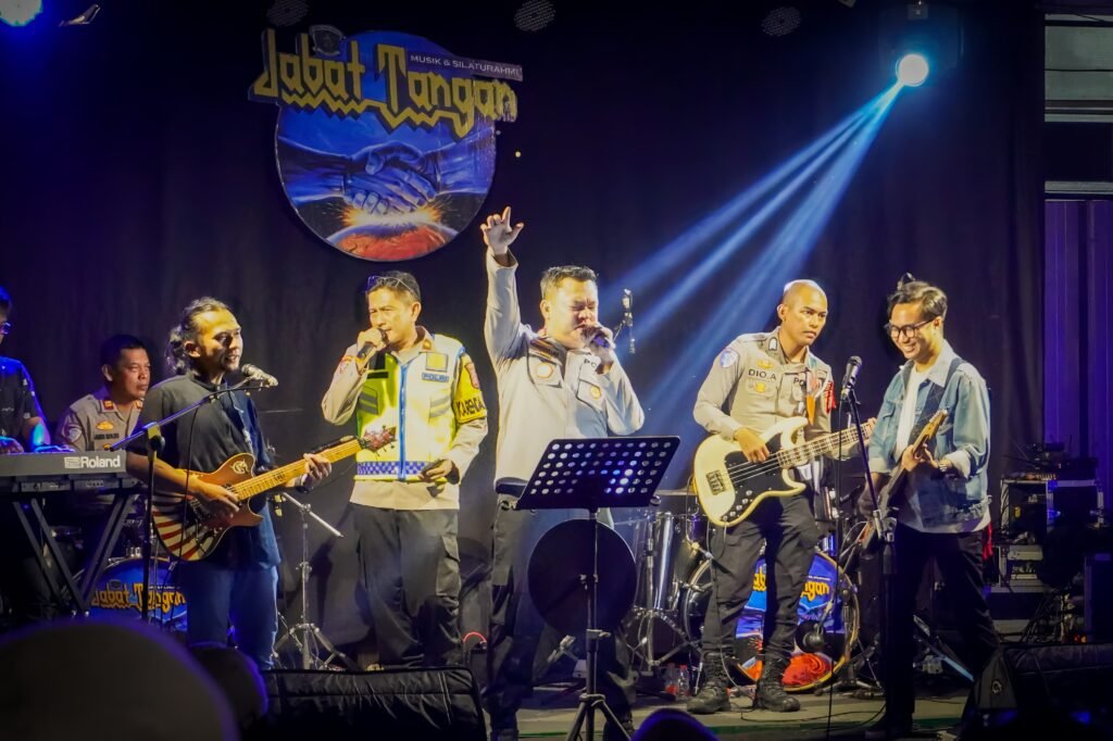 Kapolres Ciamis Secra Humanis Menghibur Para Pemudik Saat Arus Balik Guna Memberikan Kenyamanan