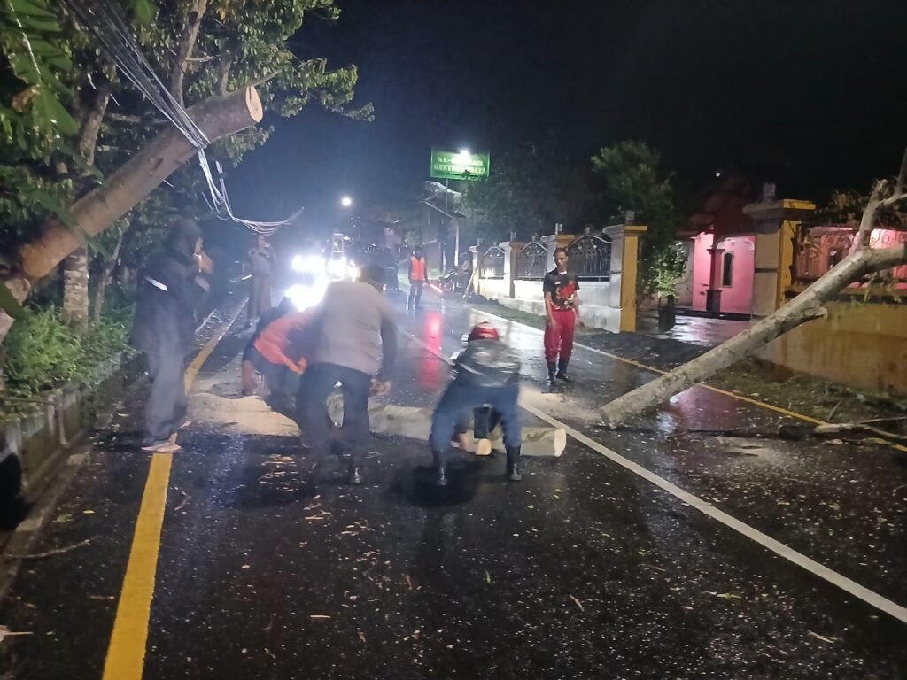 Tutupi Jalan, Polsek Panumbangan Polres Ciamis Bantu Warga Evakuasi Material Pohon Tumbang