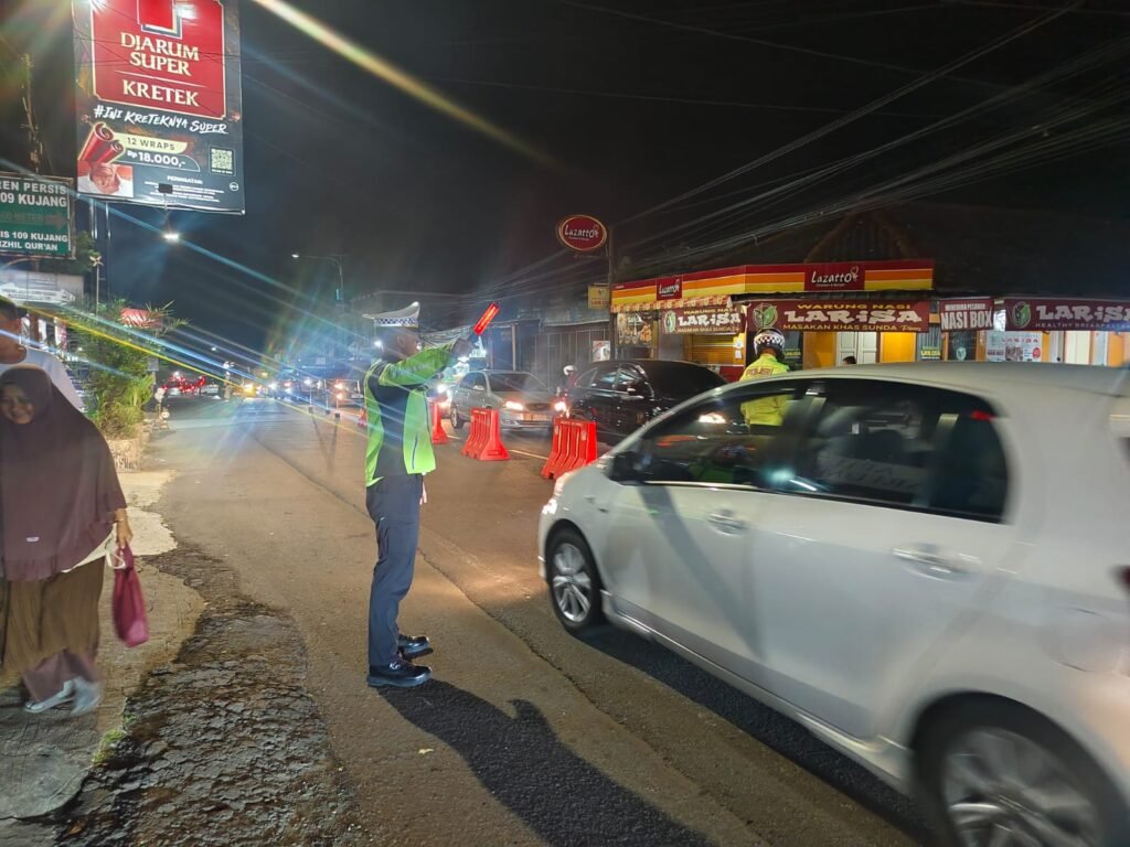 Satgas Kamseltibcarlantas Polres Ciamis Turun ke Jalan Lakukan Pengaturan Lalin di Simpang Tiga Kujang