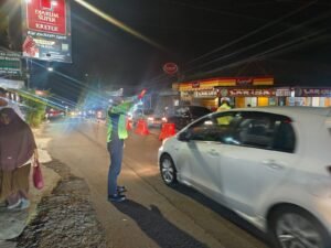 Satgas Kamseltibcarlantas Polres Ciamis Turun ke Jalan Lakukan Pengaturan Lalin di Simpang Tiga Kujang