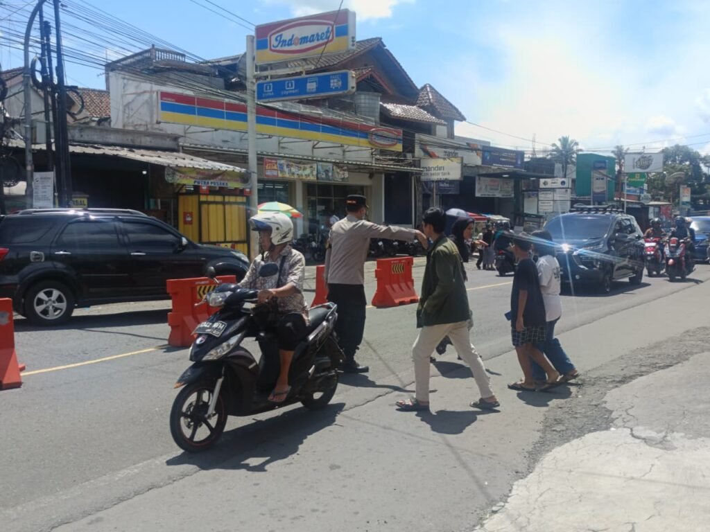 Kabag Ops Polres Ciamis Turun Langsung Atur Lalu Lintas di Simpang Tiga Kujang, Antisipasi Kepadatan Arus Kendaraan