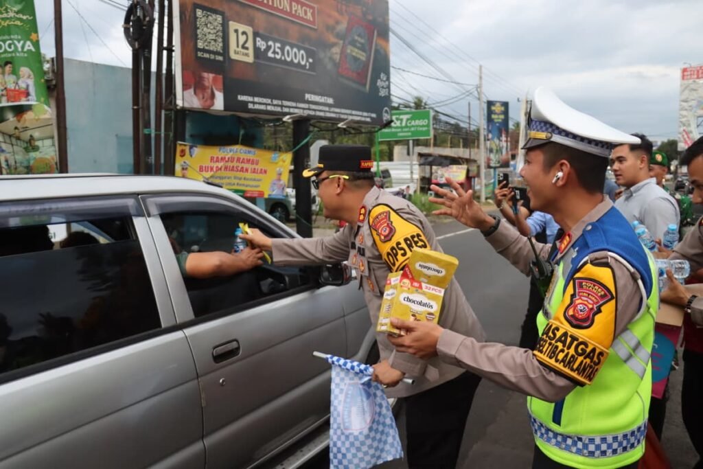 Kapolres Ciamis Turun Langsung Berikan Pelayanan Humanis, Bagikan Snack dan Minuman untuk Pemudik