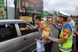 Kapolres Ciamis Turun Langsung Berikan Pelayanan Humanis, Bagikan Snack dan Minuman untuk Pemudik