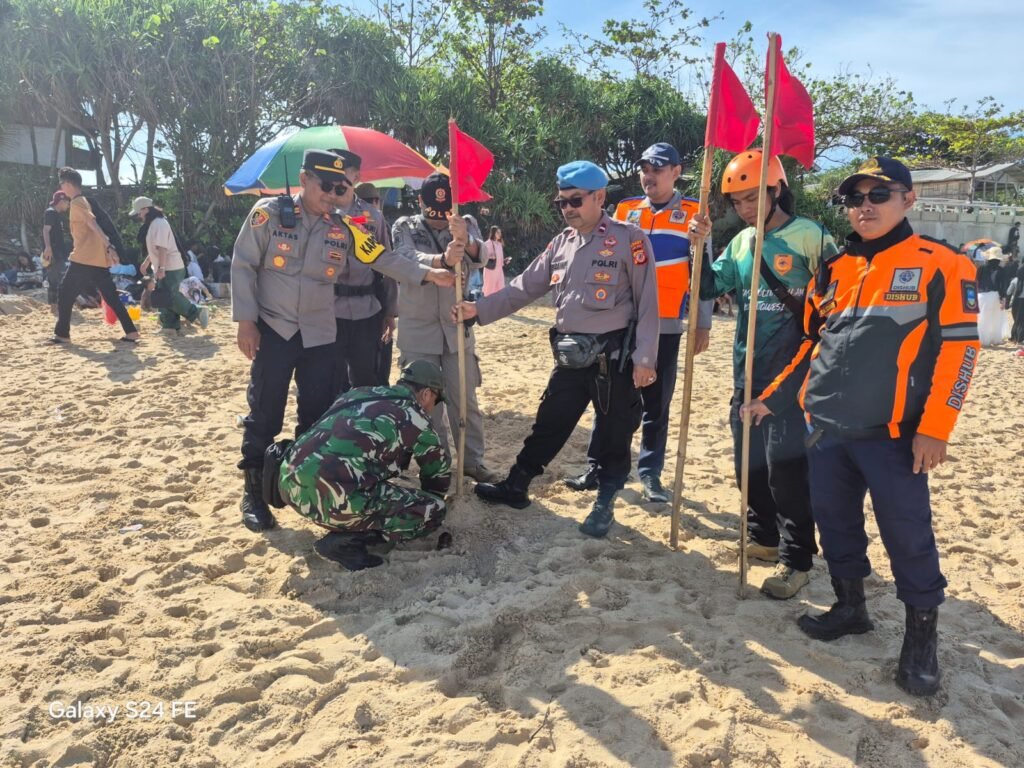 Polsek Wilayah Garut Selatan Pasang Bendera Merah di Pantai Selatan, Wisatawan Diimbau Tidak Berenang Terlalu Tengah