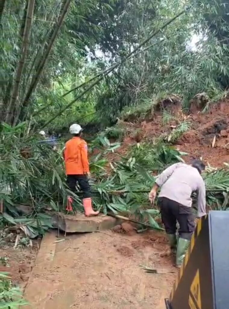 Sigap Tangani Longsor, Polsek Limbangan Bersama Tim Gabungan Buka Akses Jalan Garut–Sumedang