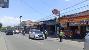 Pos Pam Sindangkasih Polres Ciamis Turun ke Jalan Lakukan Pengaturan Lalin di Simpang Tiga Kujang