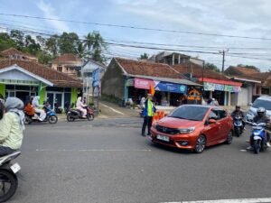 Polsek Kawali Laksanakan Pengaturan Lalu Lintas di Simpang Winduraja, Jaga Kelancaran Arus Pasca Lebaran Ops Ketupat Lodaya 2026