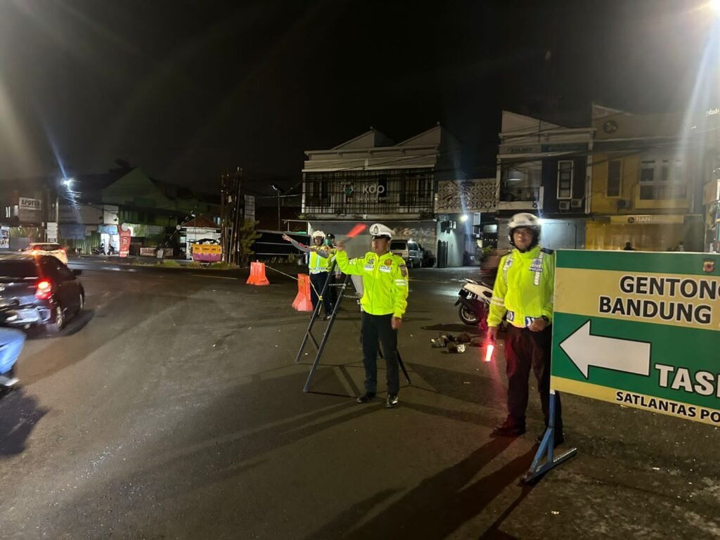 Sat Lantas Polres Ciamis Laksanakan Pengaturan Lalu Lintas di Simpang Kujang, Jaga Kamseltibcarlantas Selama Ops Ketupat Lodaya 2026