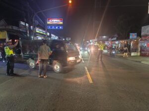 Polsek Cikoneng Lakukan Pengalihan Arus di Simpang Bahagia, Antisipasi Kepadatan Jalur Gentong Saat Ops Ketupat Lodaya 2026