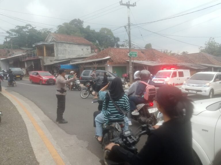 Polsek Panjalu Laksanakan Pengamanan dan Pengaturan Lalu Lintas di Simpang Sriwinangun, Jaga Kelancaran Arus Balik Lebaran