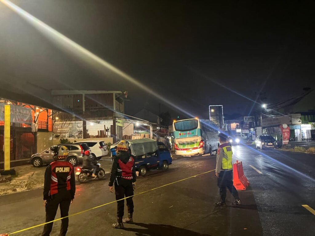 Sat Samapta Polres Ciamis Laksanakan Pengaturan Arus Lalu Lintas di Simpang Bahagia, Jaga Kondusifitas Malam Hari Ops Ketupat Lodaya 2026
