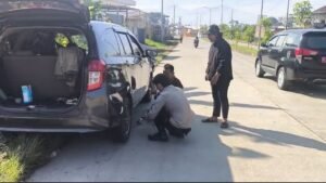 Aksi Humanis Polisi, Bantu Pengendara Ganti Ban Bocor di Jalan Ibrahim Adjie