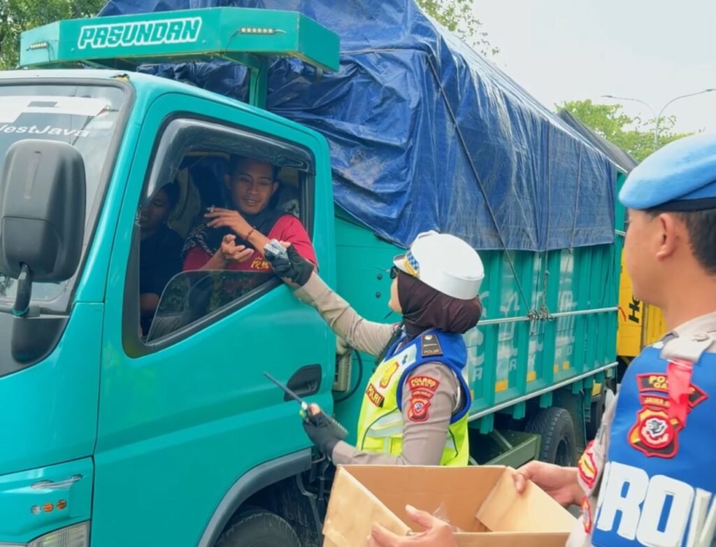 Humanis di Tengah Rekayasa Lalu Lintas, Satlantas Polres Garut Bagikan Makanan untuk Pengendara di Pos Pam Kubang