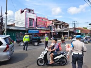 Polres Ciamis Laksanakan Pengaturan Lalu Lintas di Cisaga, Wujudkan Kelancaran Ops Ketupat Lodaya 2026