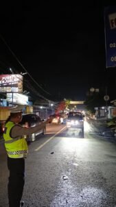 Rekayasa Lalu Lintas, Pos Pam Sindangkasih Lakukan Penarikan Arus Balik di Simpang Tiga Jalan Baru