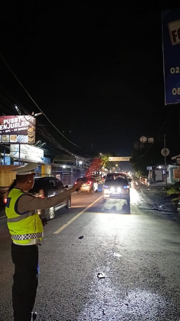 Rekayasa Lalu Lintas, Pos Pam Sindangkasih Lakukan Penarikan Arus Balik di Simpang Tiga Jalan Baru