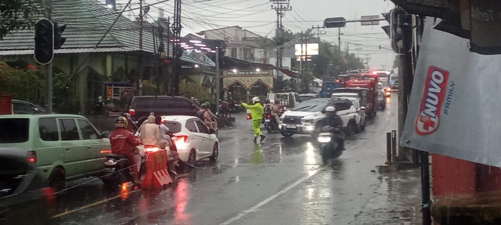 Satgas Kamseltibcarlantas Polres Ciamis Turun ke Jalan Lakukan Pengaturan Lalin di Simpang Tiga Sukamulya