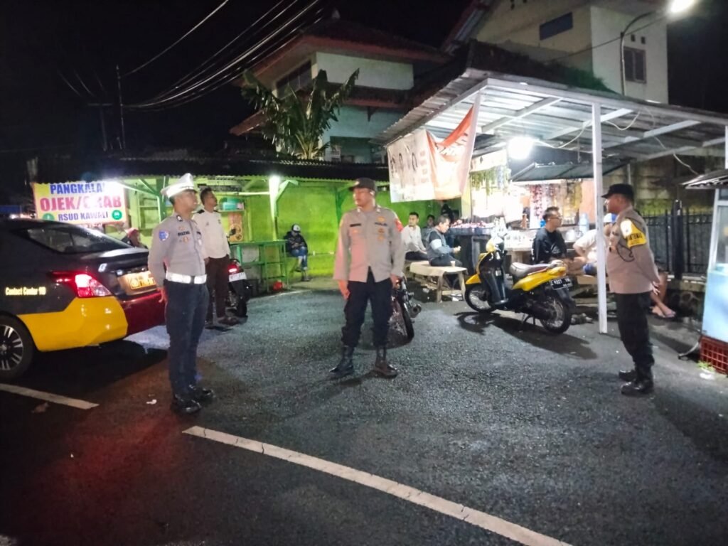 Satgas Kamseltibcarlantas Polres Ciamis Turun ke Jalan Lakukan Pengaturan Lalin di Simpang Tiga Kujang