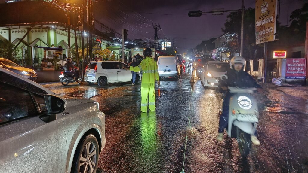 Satlantas Polres Ciamis Lakukan Pengaturan dan Penarikan Arus, Jaga Kelancaran Lalu Lintas di Simpang Sukamulya