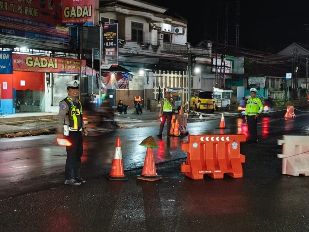 Kesiapan Personel, Pam Ops Ketupat Lodaya 2026 Gelar Apel Malam di Pos PAM Cisaga