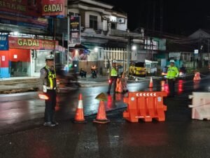 Kesiapan Personel, Pam Ops Ketupat Lodaya 2026 Gelar Apel Malam di Pos PAM Cisaga