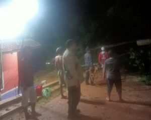 Sigap Tangani Pohon Tumbang, Polsek Rajadesa Bersama Warga Lakukan Evakuasi dan Pemulihan