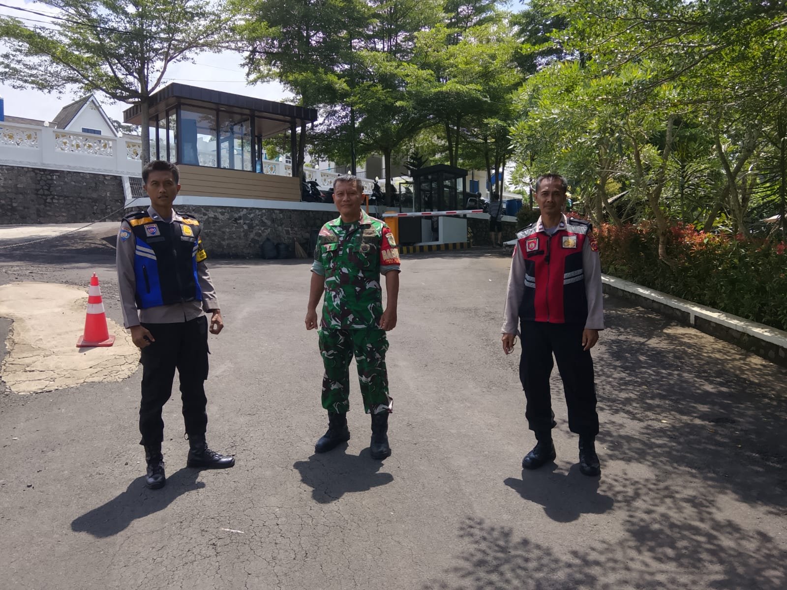 Polres Ciamis Hadir Amankan Wisata Lebaran, Pengunjung Jinju Asia Park Nikmati Liburan Aman dan Nyaman