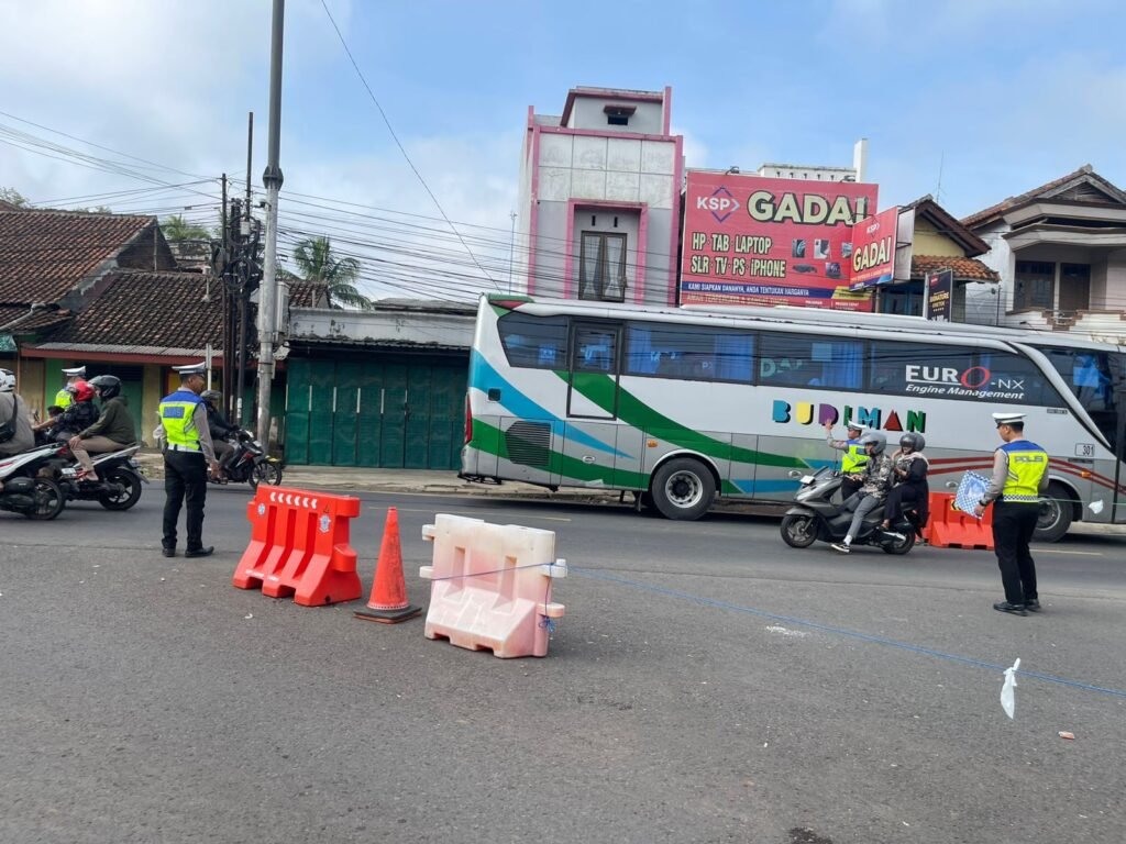 Polres Ciamis Maksimalkan Pengaturan Lalu Lintas, Arus Balik Lebaran di Cisaga Berjalan Lancar dan Terkendali