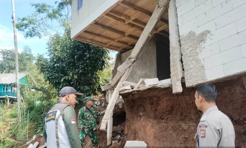 Polsek Singajaya Cek Kejadian Bencana Tanah Longsor Akibat Curah Hujan Tinggi di Desa Sukamulya