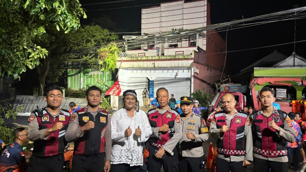Sigap dan Terkoordinasi, Polres Tasikmalaya Kota Bersama Tim Gabungan Tangani Pohon Tumbang
