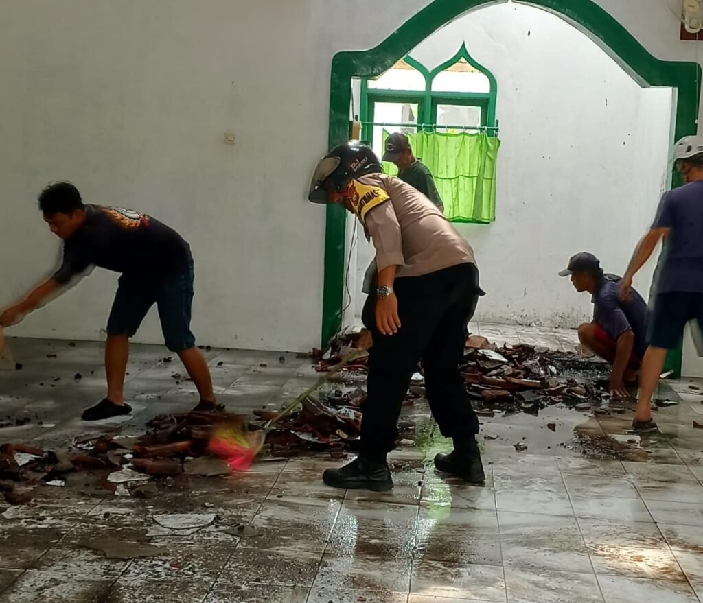 Polsek Banjarsari Sigap Tangani Kebakaran Mushola di Sindangsari, Pastikan Situasi Tetap Kondusif