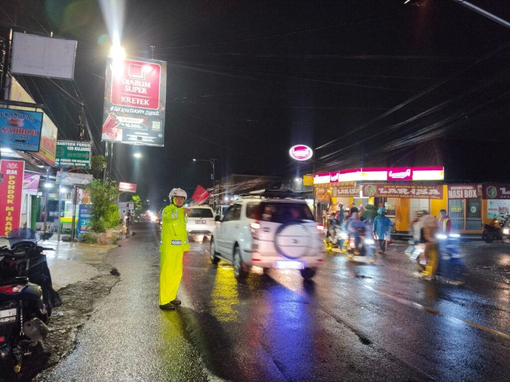 Rekayasa Lalu Lintas, Polres Ciamis Lakukan Penarikan Arus Balik di Simpang Tiga Kujang