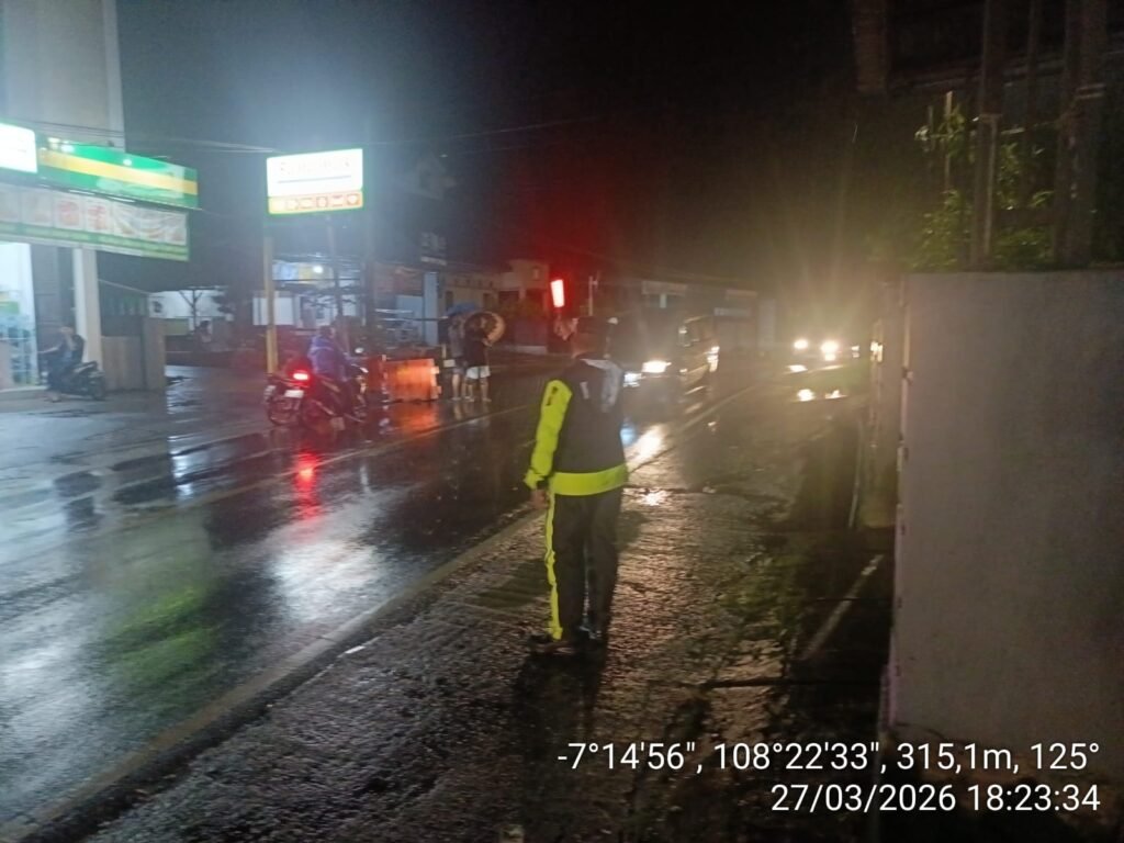 Libur Lebaran 2026, Polsek Cipaku Terus Bersiaga Di Jembatan Baily Cikalelo Lakukan Gatur