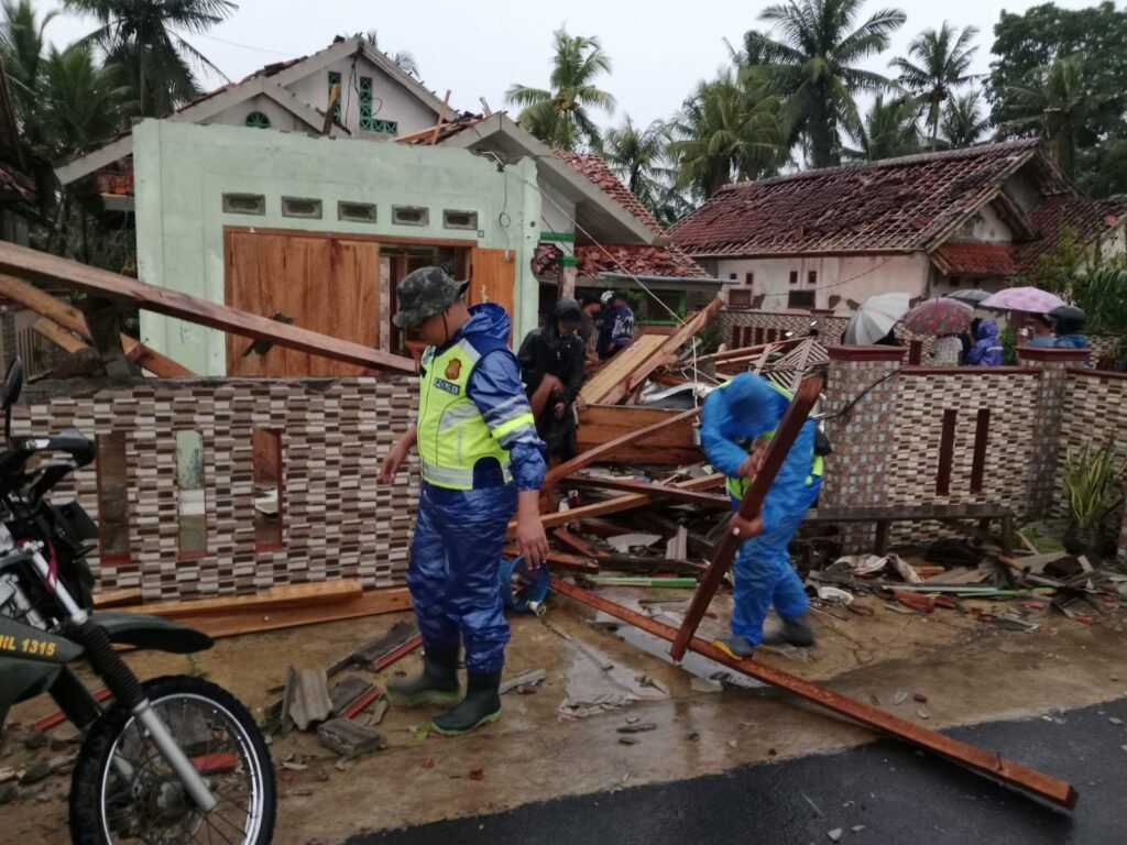 Peran Sigap Kepolisian Tangani Bencana Puting Beliung di Bantardawa, Kapolsek Lakbok Pastikan Evakuasi dan Bantuan Berjalan Cepat