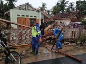 Peran Sigap Kepolisian Tangani Bencana Puting Beliung di Bantardawa, Kapolsek Lakbok Pastikan Evakuasi dan Bantuan Berjalan Cepat