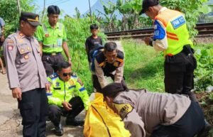 Polsek Leuwigoong Evakuasi Korban Tertabrak Kereta Api di Jembatan Rel