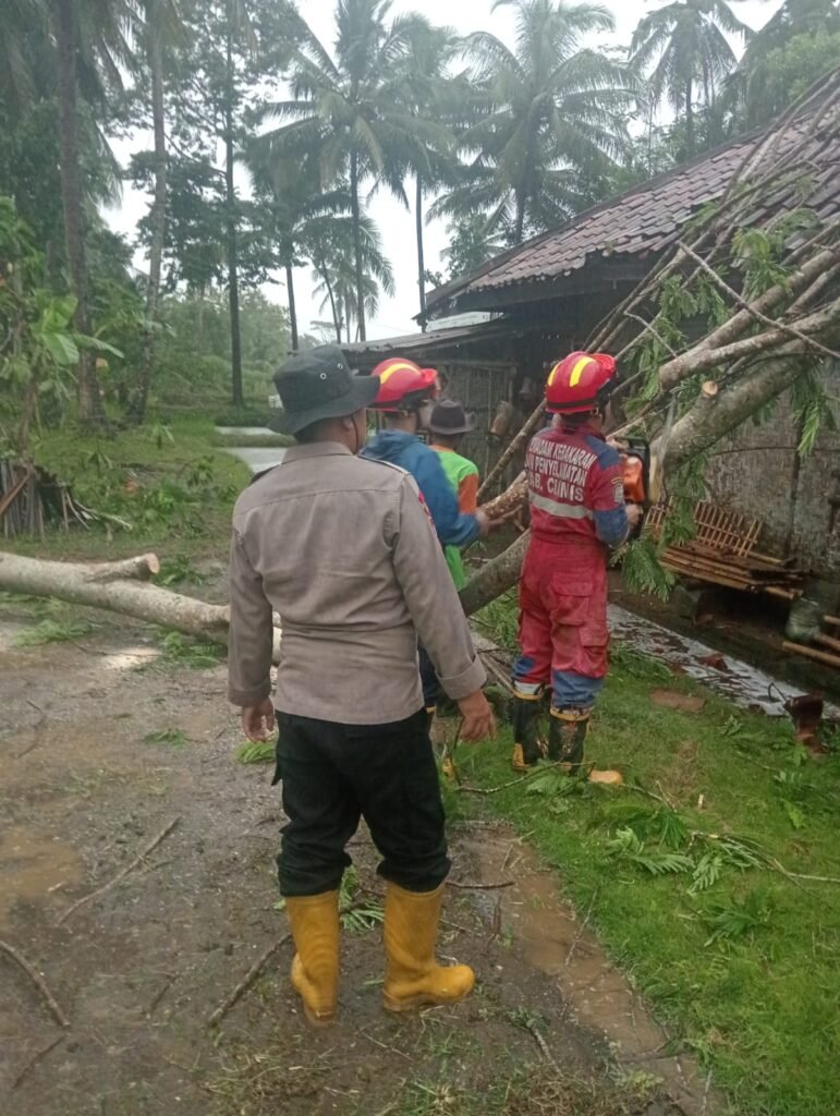 Polsek Pamarican Polres Ciamis Datang dan Bantu Evakuasi Rumah Tertimpa Pohon di Sukahurip