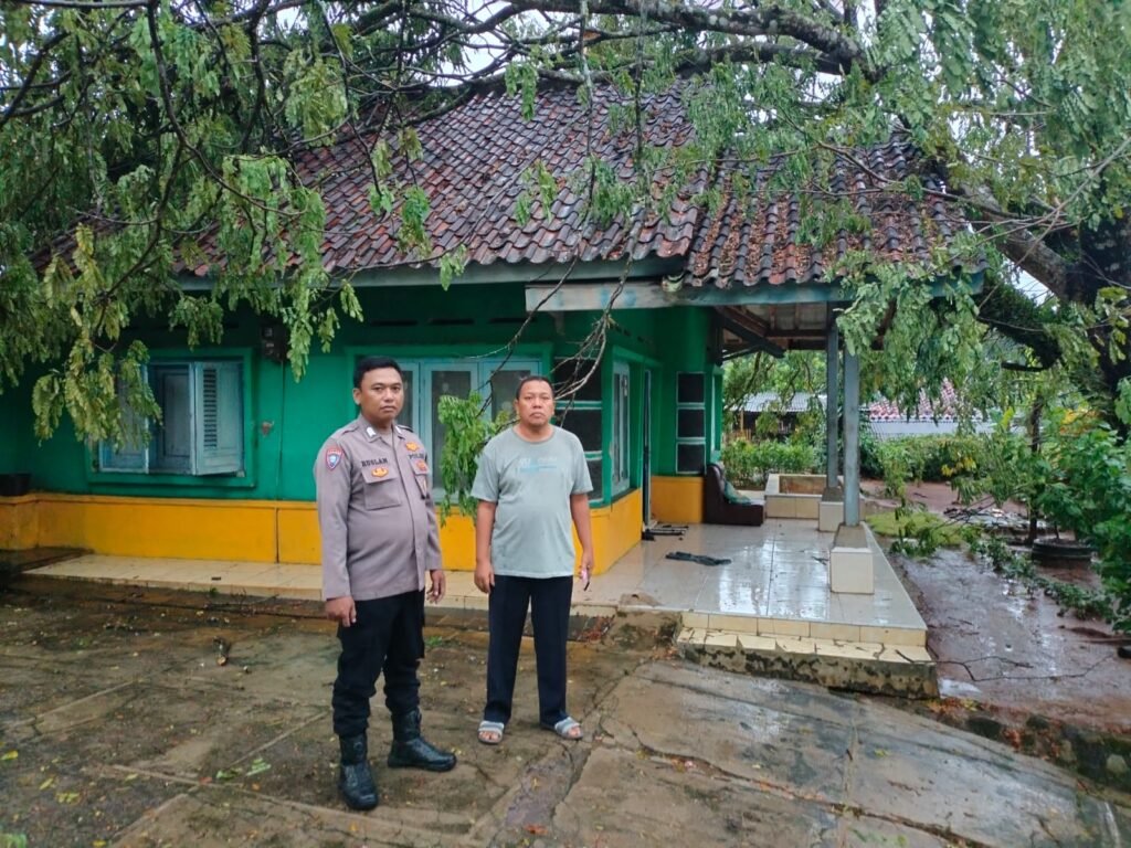 Polsek Cisaga Polres Ciamis Datang dan Bantu Evakuasi Rumah Tertimpa Pohon di Mekarmukti