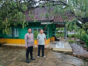 Polsek Cisaga Polres Ciamis Datang dan Bantu Evakuasi Rumah Tertimpa Pohon di Mekarmukti