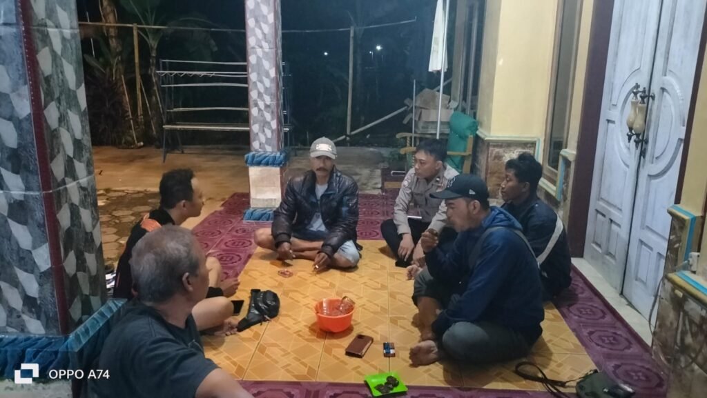 Preemtif, Polsek Lakbok Polres Ciamis Datangi dan Beri Pembinaan ke Warga Lakbok Saat Malam