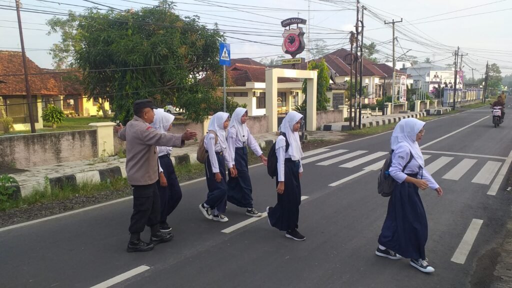 Polsek Lakbok Laksanakan Strong Point Pagi Hari, Wujud Nyata Peran Polres Ciamis Jaga Kamseltibcar Lantas