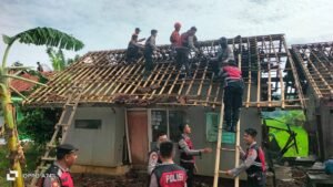 Angin Puting Beliung Porak Porandakan Tiga RT di Bantardawa, Polsek Lakbok Turun Bantu Proses Evakuasi