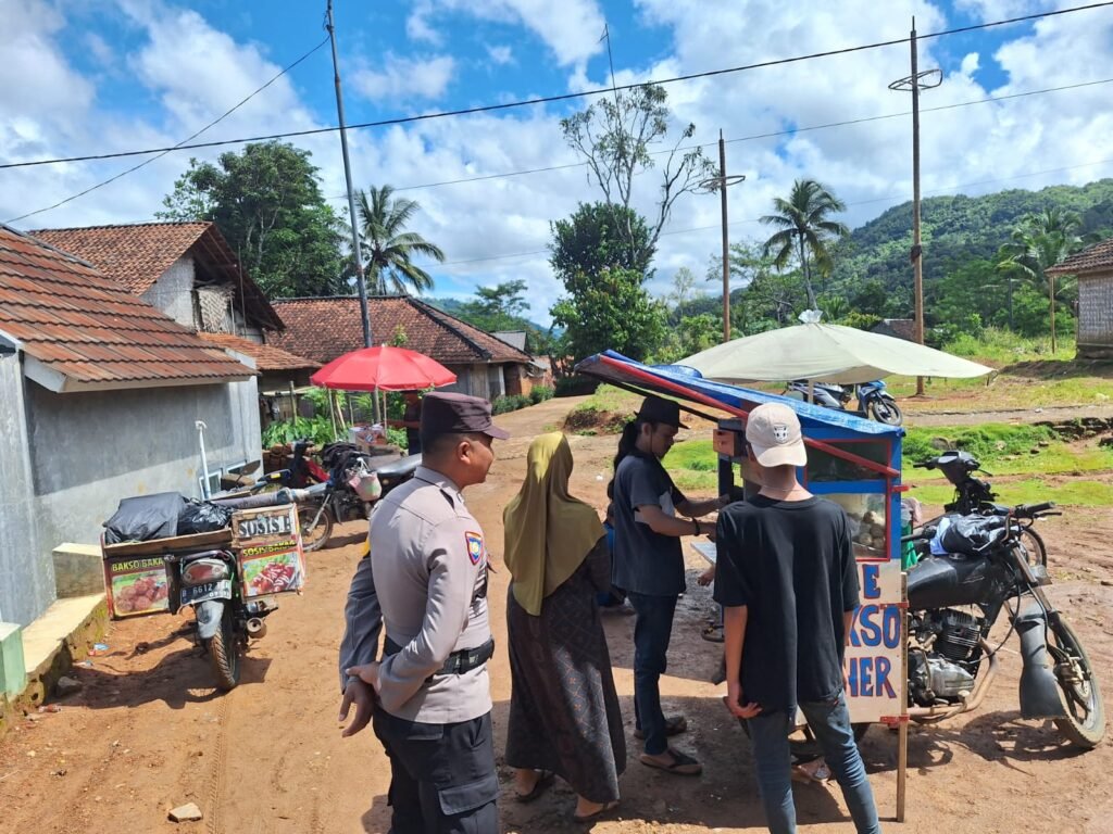 Perkuat Sinergitas, Polsek Sukadana Polres Ciamis Koorkom Kamtibmas Bareng Warga Salakaria