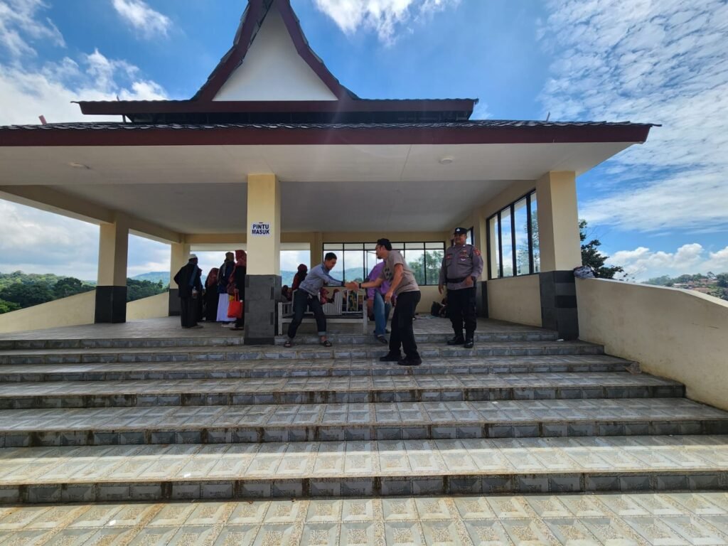 Akhir Libur Lebaran 2026, Polsek Panjalu Pantau Terus Berisaga di Area Wisata dan Keramaian Warga