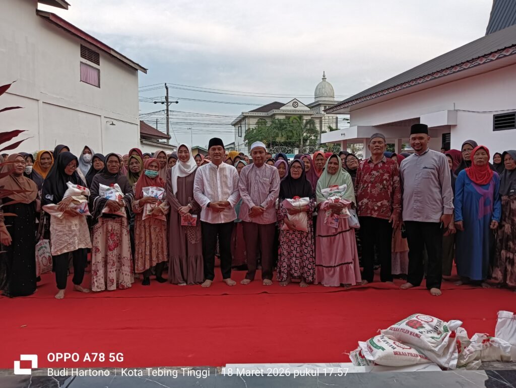 Walikota Tebing Tinggi H. Iman Irdian Saragih Beri Zakat Mal Kepada Yang Mustahak