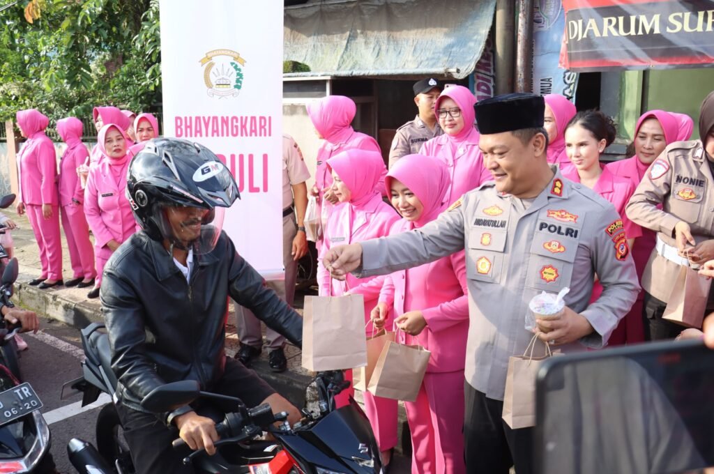 Polres Ciamis Bagikan 1.000 Takjil Gratis untuk Pengguna Jalan