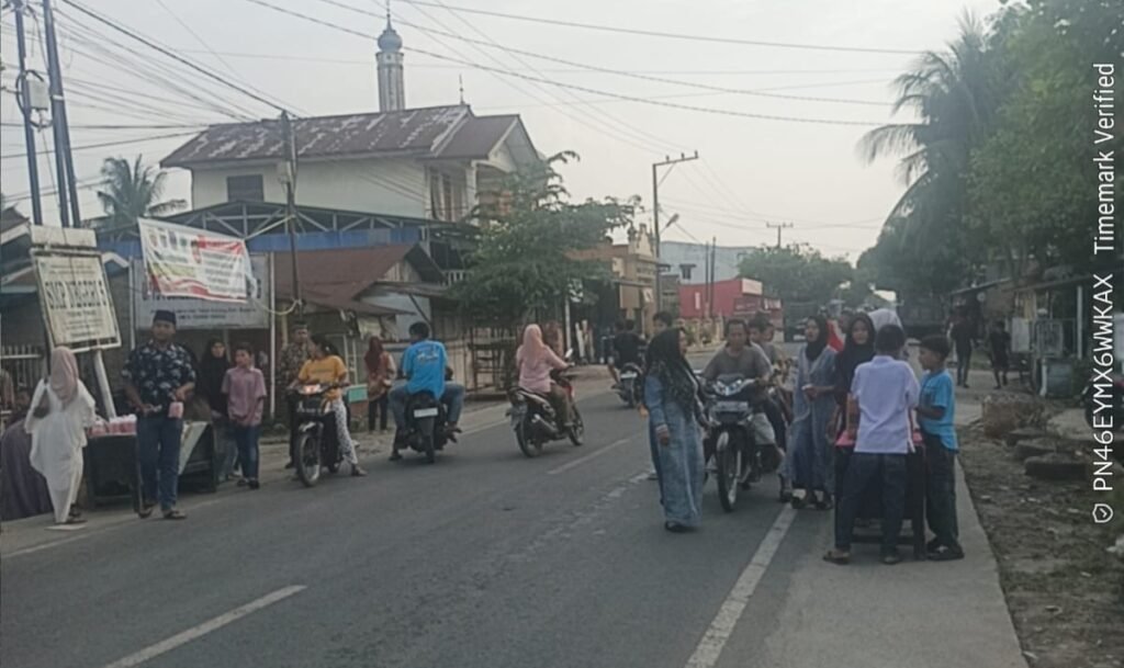 Guru dan Siswa SMPN 5 Tebing Tinggi Berbagi Takjil di Bulan Ramadhan